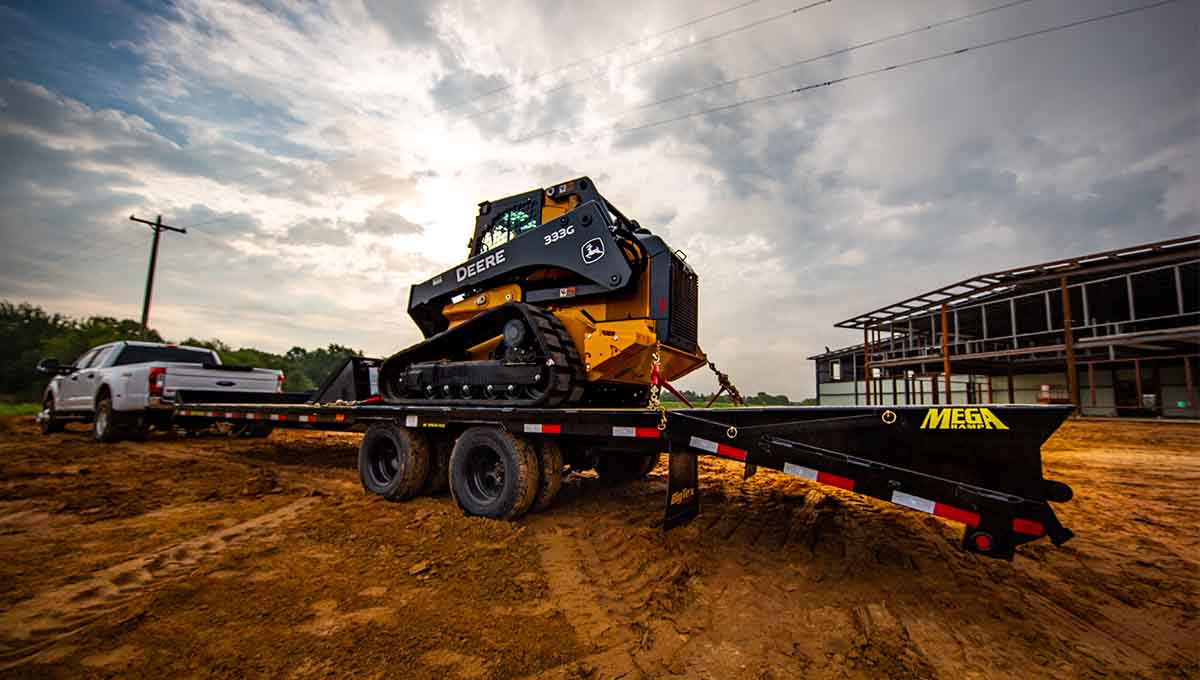 a deere tractor is sitting on top of a 22ph gooseneck trailer