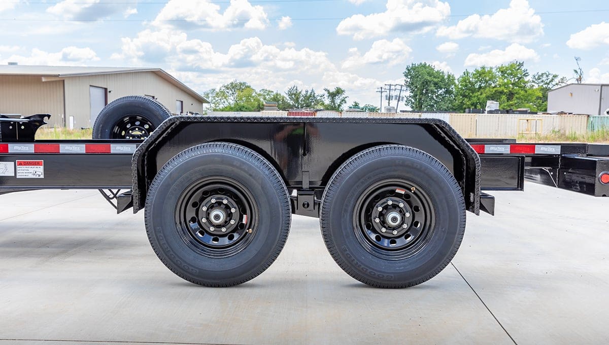 a 14rb dump trailer has a warning sign on the back of it