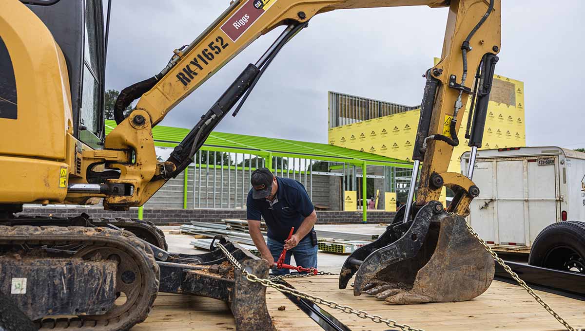 a man is working on an excavator that says rk y1652