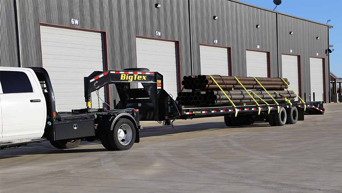 25GN Flatbed Gooseneck Trailer on White Truck