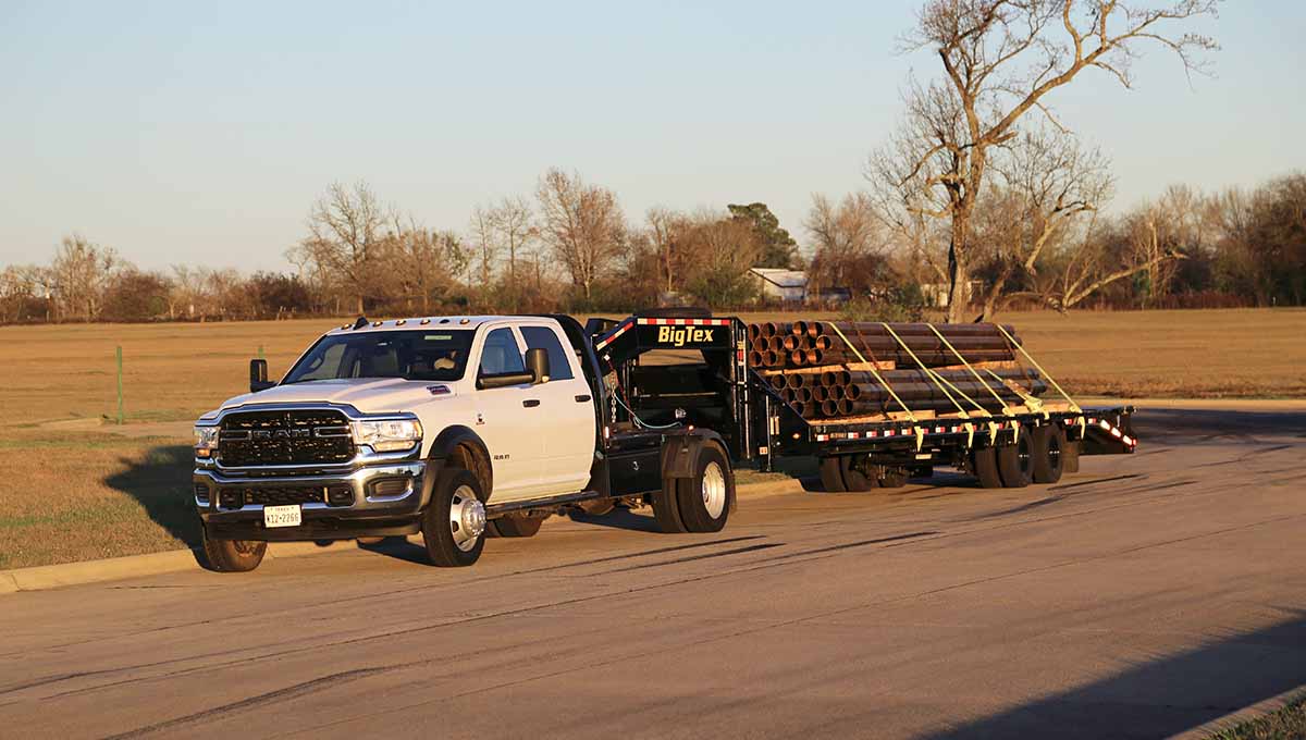 25GN Flatbed Gooseneck Trailer on Truck Transporting Materials