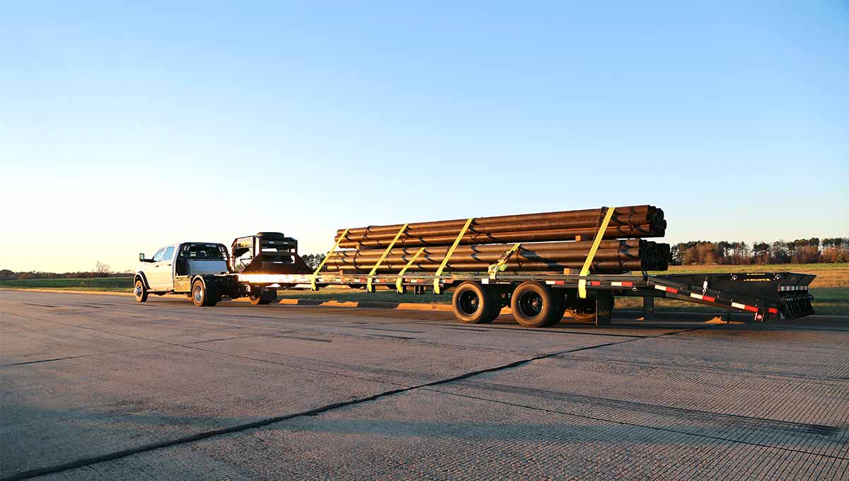 25GN Flatbed Gooseneck Trailer on Truck on Road