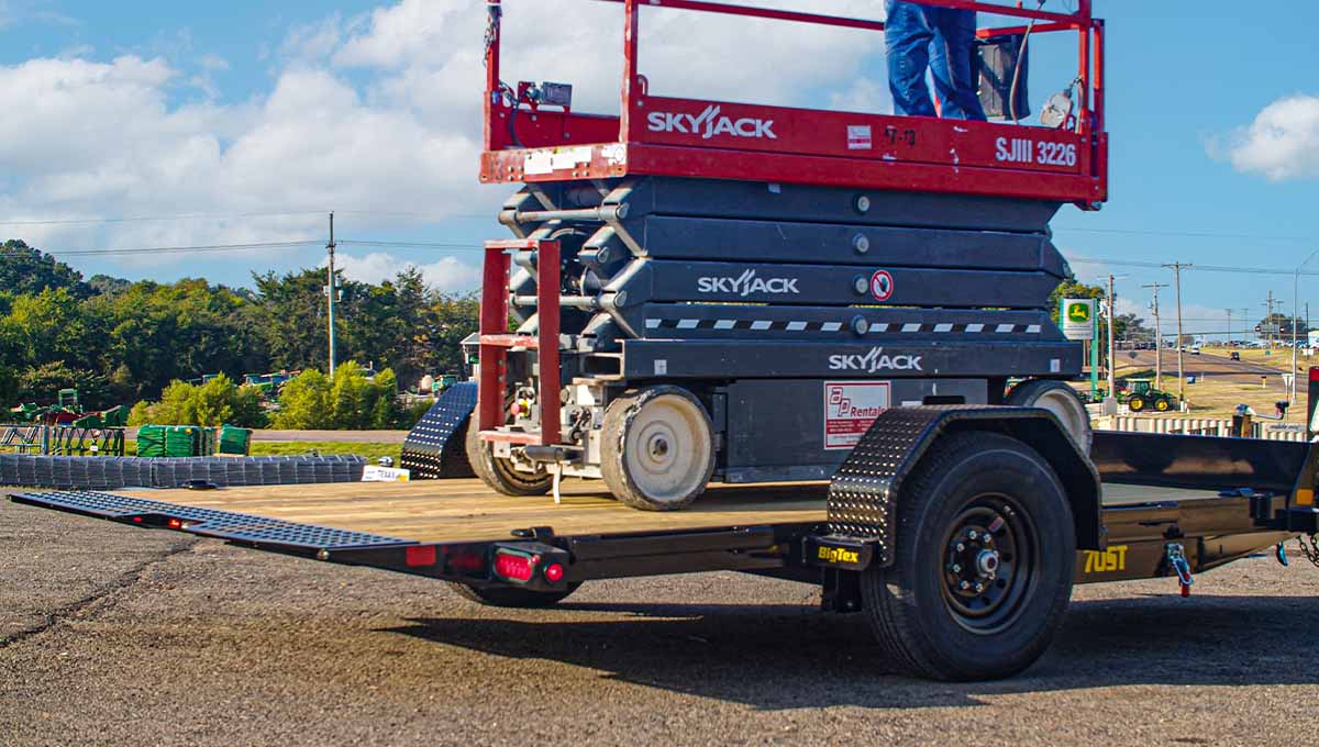 a skyjack scissor lift is on the back of a 70st trailer